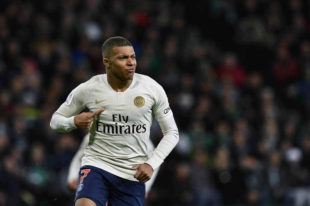 中国的社零增速，已经连降了6个月，转负甚至就在眼前